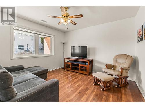 1531 Lawrence Avenue, Kelowna, BC - Indoor Photo Showing Living Room