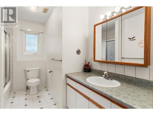 1531 Lawrence Avenue, Kelowna, BC - Indoor Photo Showing Bathroom