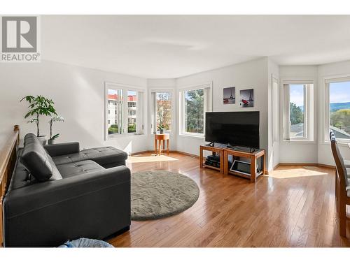 1531 Lawrence Avenue, Kelowna, BC - Indoor Photo Showing Living Room