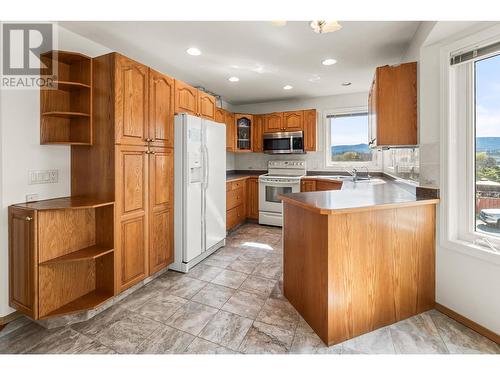 1531 Lawrence Avenue, Kelowna, BC - Indoor Photo Showing Kitchen