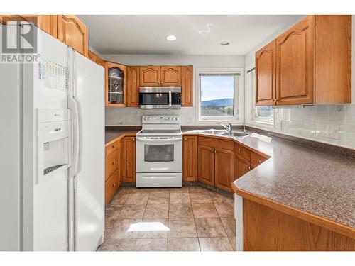 1531 Lawrence Avenue, Kelowna, BC - Indoor Photo Showing Kitchen With Double Sink