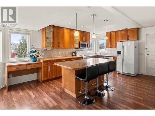 1531 Lawrence Avenue, Kelowna, BC - Indoor Photo Showing Kitchen