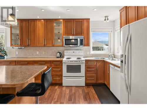 1531 Lawrence Avenue, Kelowna, BC - Indoor Photo Showing Kitchen