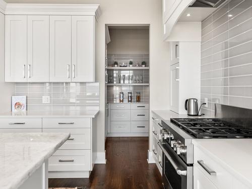 936 Lamont Lane, Kelowna, BC - Indoor Photo Showing Kitchen With Upgraded Kitchen