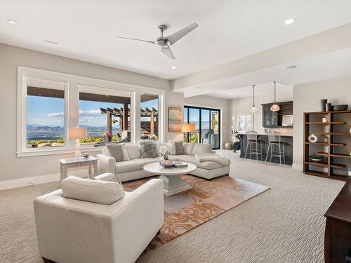 936 Lamont Lane, Kelowna, BC - Indoor Photo Showing Living Room