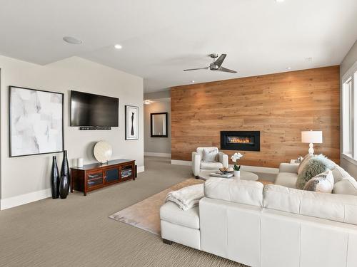 936 Lamont Lane, Kelowna, BC - Indoor Photo Showing Living Room With Fireplace