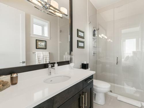 936 Lamont Lane, Kelowna, BC - Indoor Photo Showing Bathroom