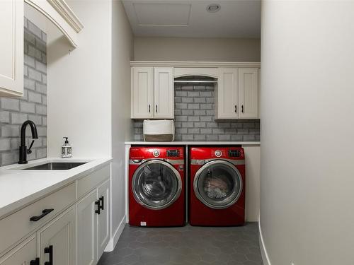 5330 Ptarmigan Street, Kelowna, BC - Indoor Photo Showing Laundry Room