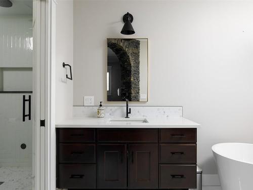 5330 Ptarmigan Street, Kelowna, BC - Indoor Photo Showing Bathroom