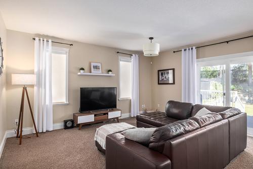 480 Curlew Drive, Kelowna, BC - Indoor Photo Showing Living Room