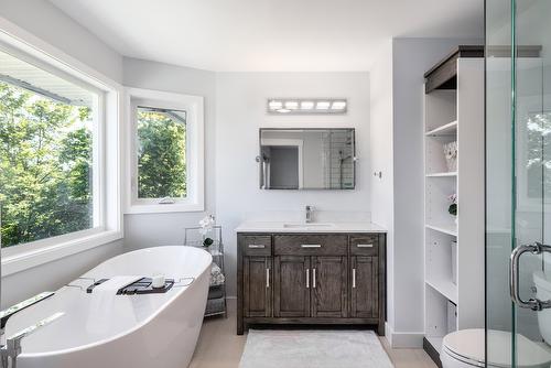 480 Curlew Drive, Kelowna, BC - Indoor Photo Showing Bathroom