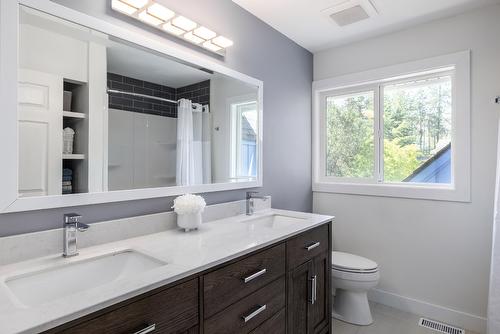 480 Curlew Drive, Kelowna, BC - Indoor Photo Showing Bathroom