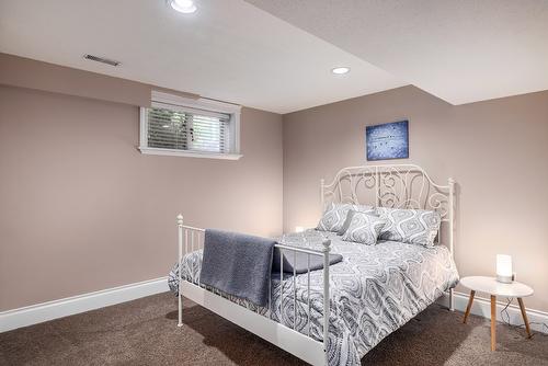 480 Curlew Drive, Kelowna, BC - Indoor Photo Showing Bedroom