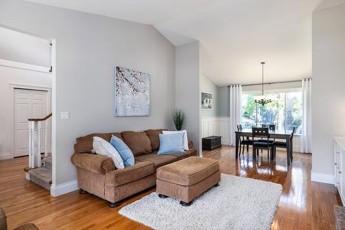 480 Curlew Drive, Kelowna, BC - Indoor Photo Showing Living Room