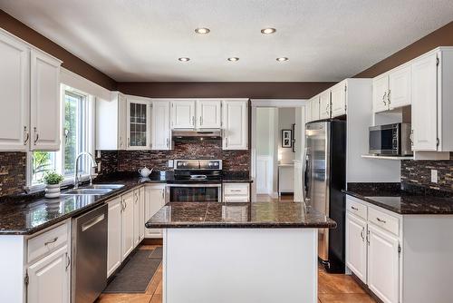 480 Curlew Drive, Kelowna, BC - Indoor Photo Showing Kitchen With Double Sink With Upgraded Kitchen