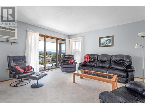 489 Highway 33 W Unit# 301, Kelowna, BC - Indoor Photo Showing Living Room