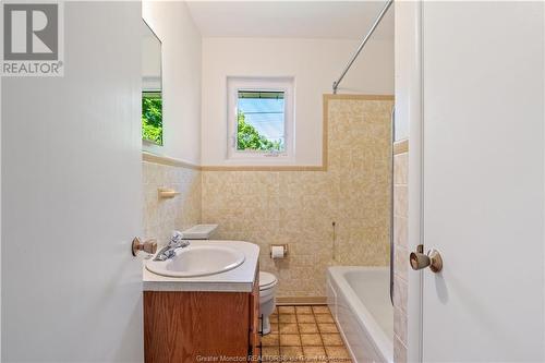 93 Mount Royal, Moncton, NB - Indoor Photo Showing Bathroom