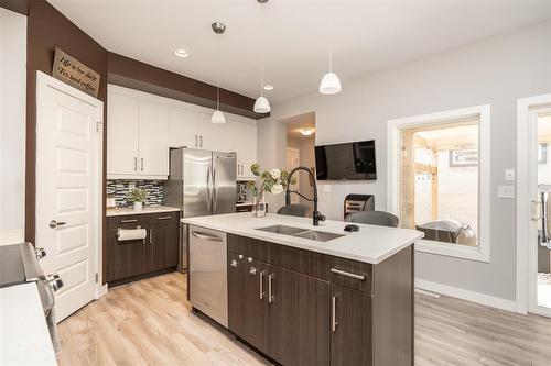 19 Burning Glass Road, Winnipeg, MB - Indoor Photo Showing Kitchen With Double Sink With Upgraded Kitchen