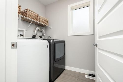 19 Burning Glass Road, Winnipeg, MB - Indoor Photo Showing Laundry Room