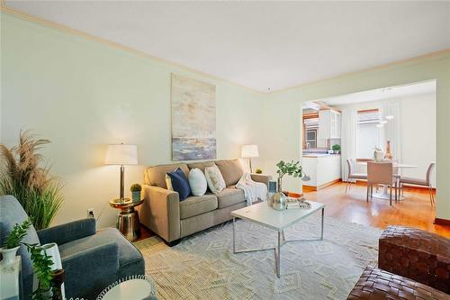 702 Oxford Street, Winnipeg, MB - Indoor Photo Showing Living Room