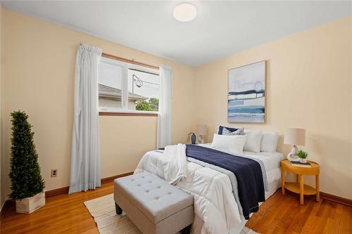 702 Oxford Street, Winnipeg, MB - Indoor Photo Showing Bedroom