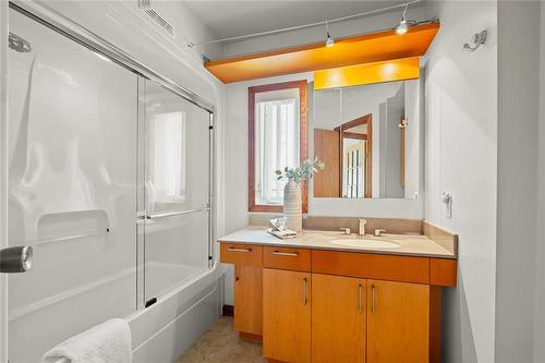 702 Oxford Street, Winnipeg, MB - Indoor Photo Showing Bathroom