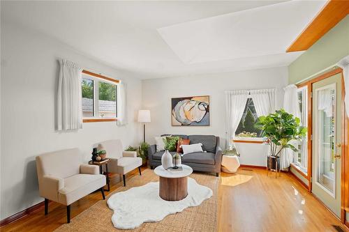 702 Oxford Street, Winnipeg, MB - Indoor Photo Showing Living Room