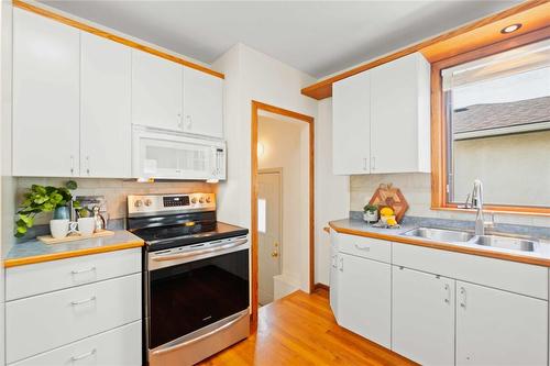 702 Oxford Street, Winnipeg, MB - Indoor Photo Showing Kitchen With Double Sink