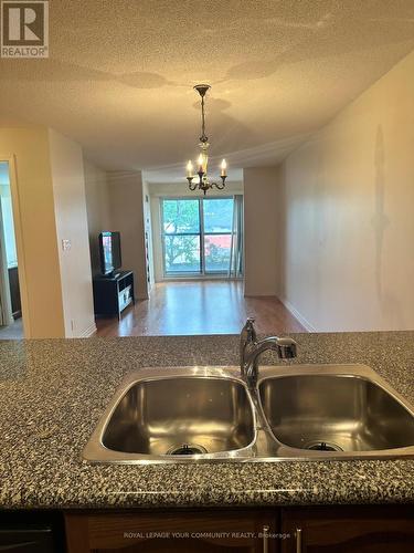 209 - 18 Harding Boulevard, Richmond Hill, ON - Indoor Photo Showing Kitchen With Double Sink