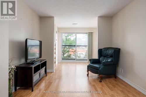 209 - 18 Harding Boulevard, Richmond Hill, ON - Indoor