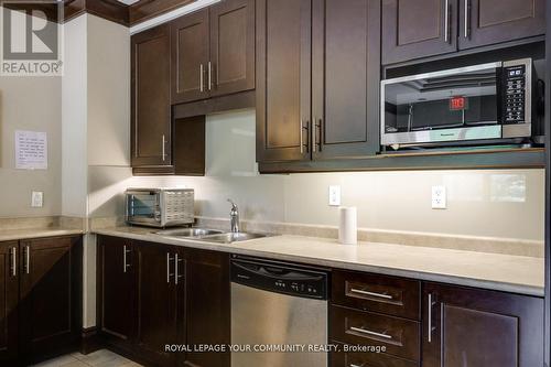 209 - 18 Harding Boulevard, Richmond Hill, ON - Indoor Photo Showing Kitchen With Double Sink