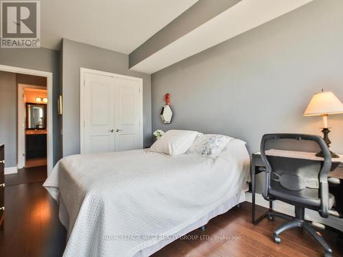 401 - 9 Burnhamthorpe Crescent, Toronto, ON - Indoor Photo Showing Bedroom