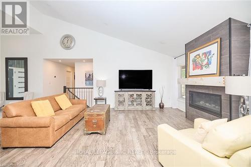 8868 Sodom Road, Niagara Falls, ON - Indoor Photo Showing Living Room With Fireplace