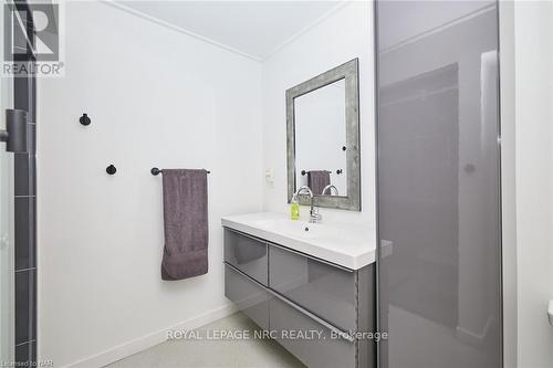 8868 Sodom Road, Niagara Falls, ON - Indoor Photo Showing Bathroom