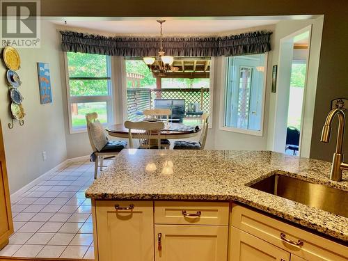 28 Coal Creek Road, Fernie, BC - Indoor Photo Showing Kitchen