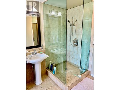 28 Coal Creek Road, Fernie, BC - Indoor Photo Showing Bathroom