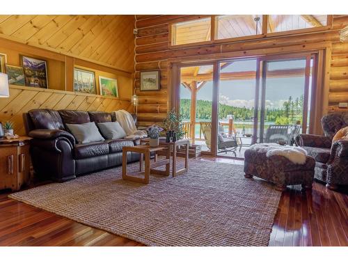 6275 Tie Lake Shore Road N, Jaffray, BC - Indoor Photo Showing Living Room