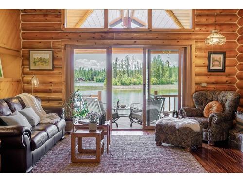 6275 Tie Lake Shore Road N, Jaffray, BC - Indoor Photo Showing Living Room