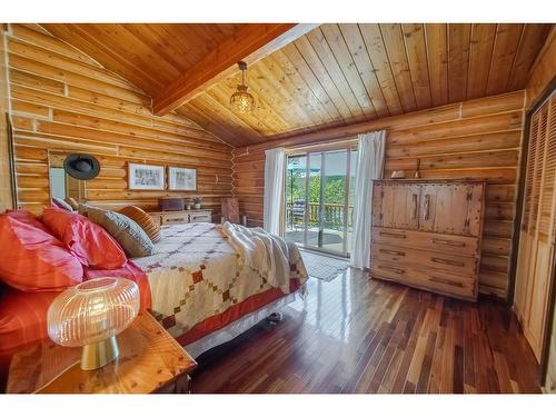 6275 Tie Lake Shore Road N, Jaffray, BC - Indoor Photo Showing Bedroom