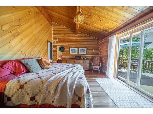 6275 Tie Lake Shore Road N, Jaffray, BC - Indoor Photo Showing Bedroom