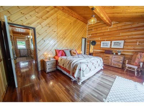 6275 Tie Lake Shore Road N, Jaffray, BC - Indoor Photo Showing Bedroom