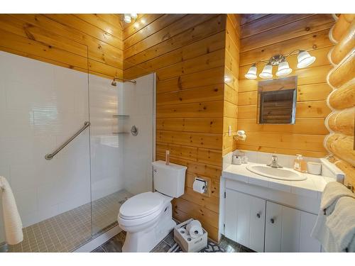 6275 Tie Lake Shore Road N, Jaffray, BC - Indoor Photo Showing Bathroom