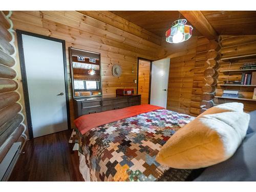 6275 Tie Lake Shore Road N, Jaffray, BC - Indoor Photo Showing Bedroom