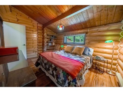 6275 Tie Lake Shore Road N, Jaffray, BC - Indoor Photo Showing Bedroom