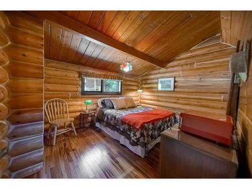 6275 Tie Lake Shore Road N, Jaffray, BC - Indoor Photo Showing Bedroom