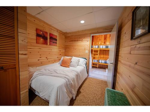 6275 Tie Lake Shore Road N, Jaffray, BC - Indoor Photo Showing Bedroom