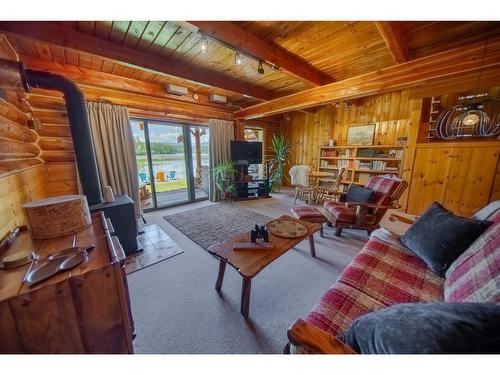 6275 Tie Lake Shore Road N, Jaffray, BC - Indoor Photo Showing Living Room