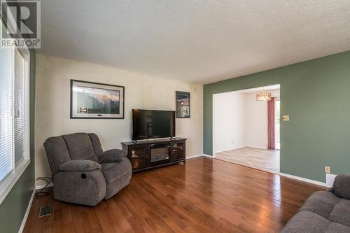 1725 Emmet Avenue, Prince George, BC - Indoor Photo Showing Living Room