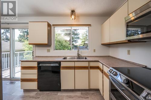 1725 Emmet Avenue, Prince George, BC - Indoor Photo Showing Kitchen With Double Sink