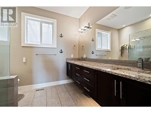 831 Clarance Avenue, Kelowna, BC - Indoor Photo Showing Bathroom